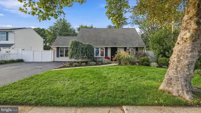 105 Queen Lily Rd, Levittown