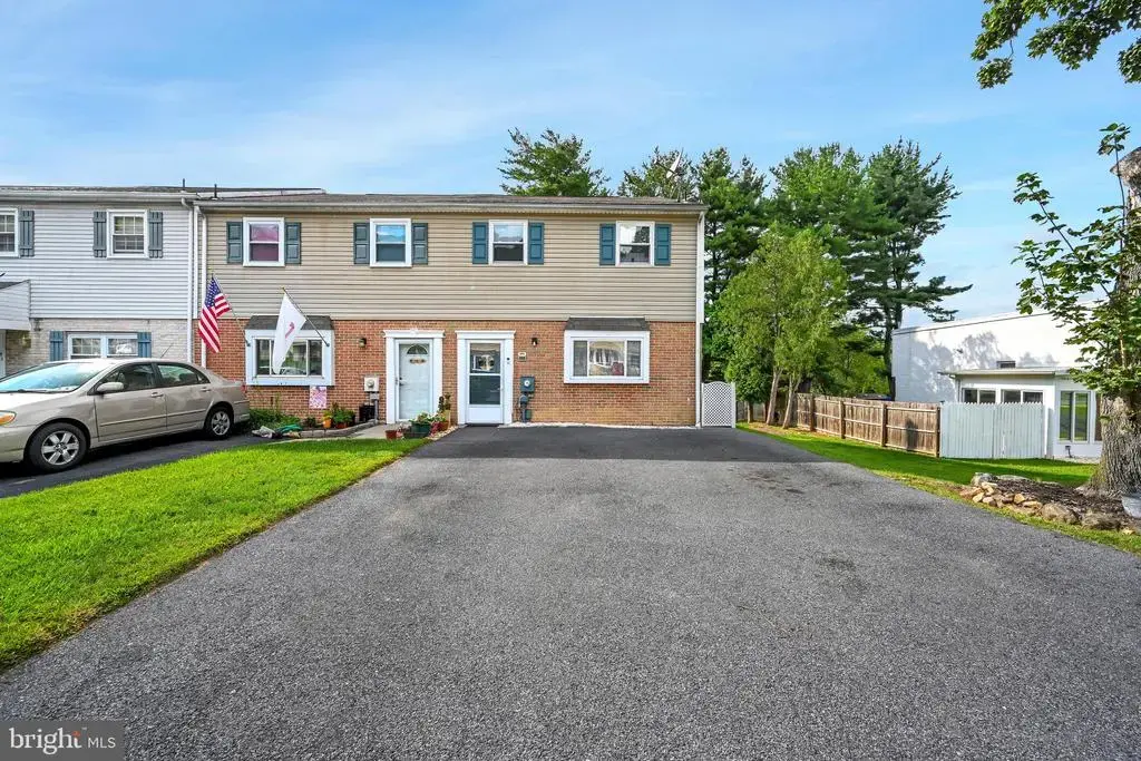 1055 Deer Run, READING