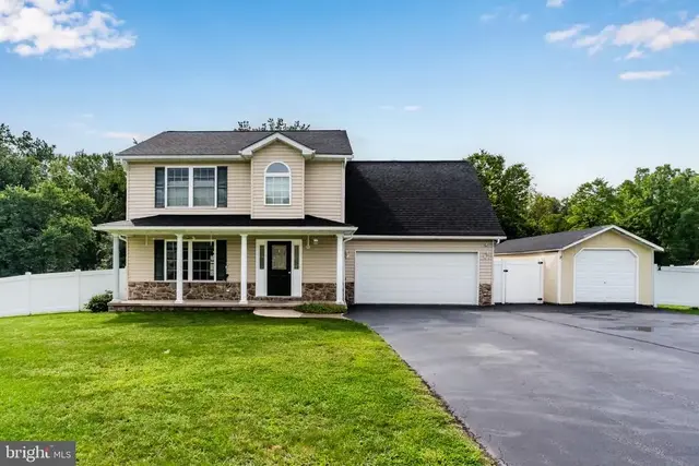 6 Camelot Ln, Newville