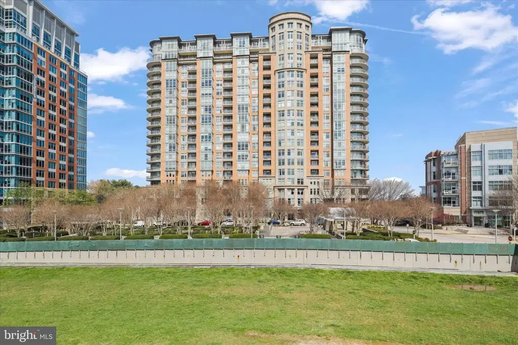 8220 Crestwood Heights Dr #206, MCLEAN