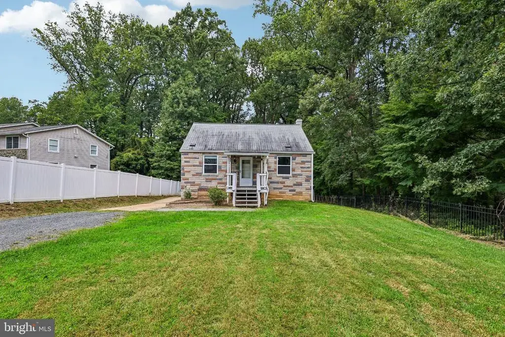 7806 Oak St, FALLS CHURCH
