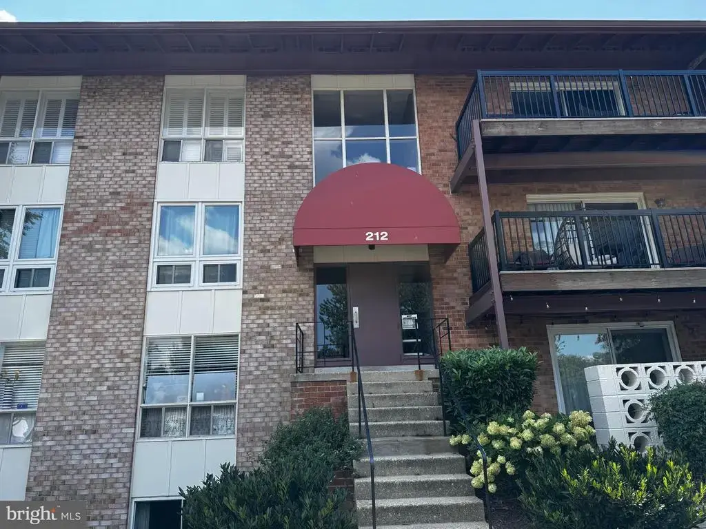 212 Locust St Se #111, VIENNA