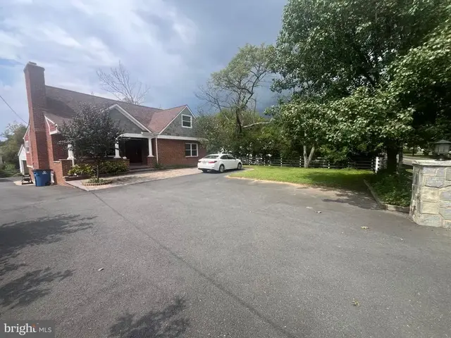 2836 Cedar Ln, Vienna