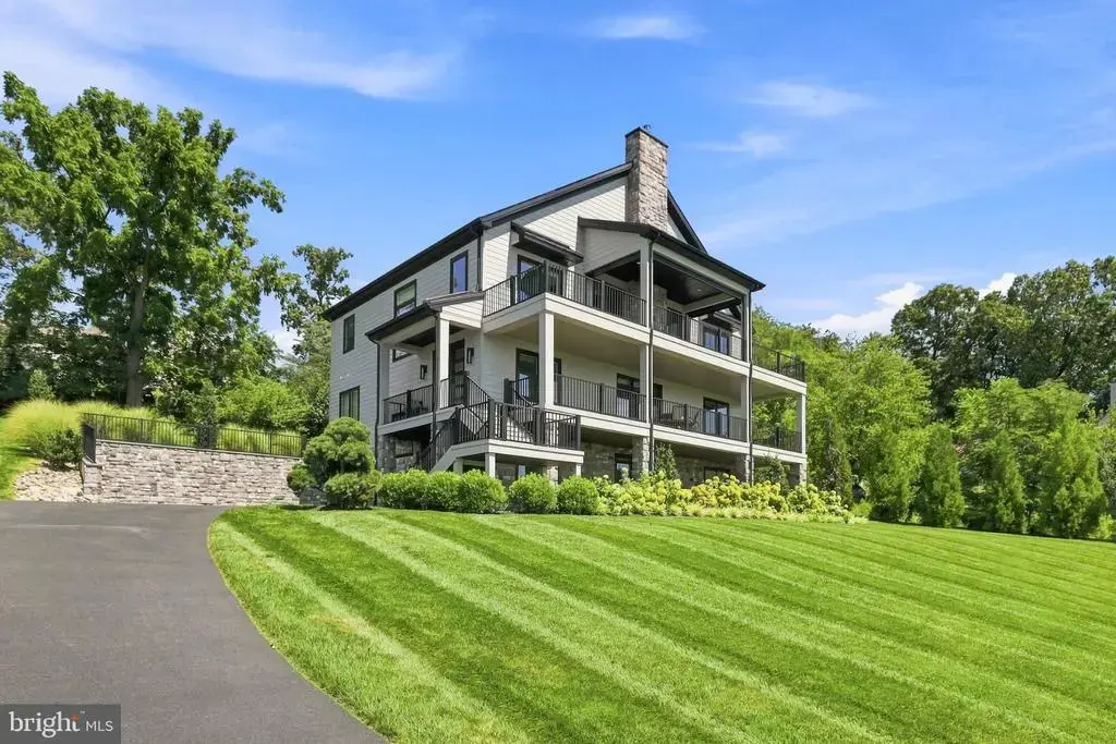 327 E Woods Dr, LITITZ