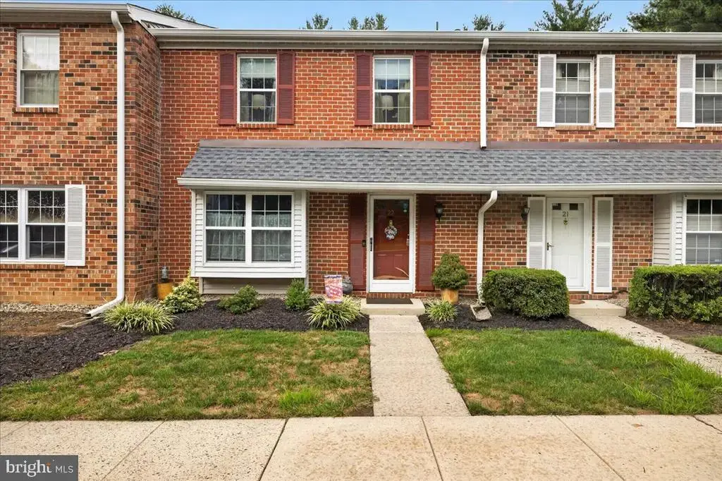 22 Pagoda Ct, LAWRENCE TWP