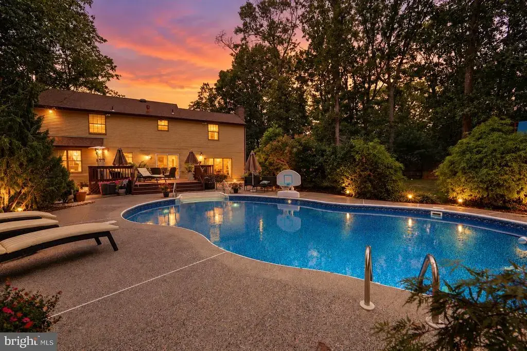 6 Gristmill Ct, MEDFORD