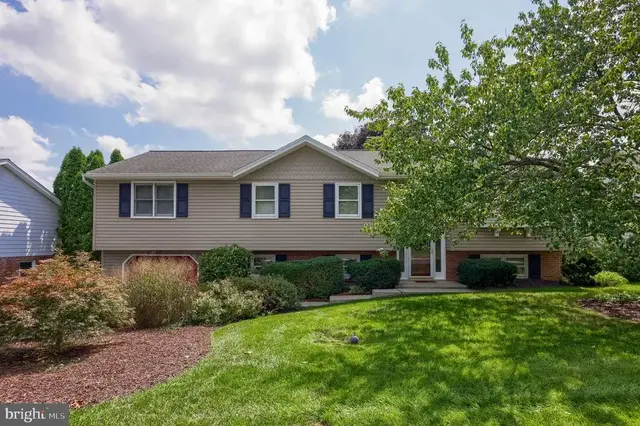434 Surrey Dr, Lancaster