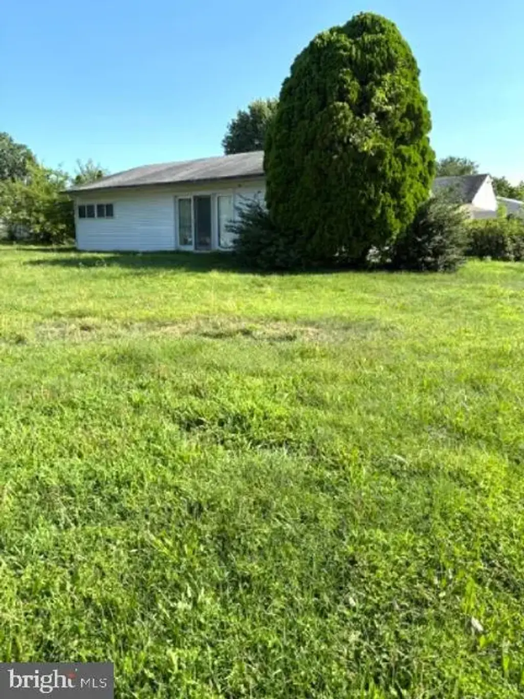 20 Schoolhouse Ln, LEVITTOWN