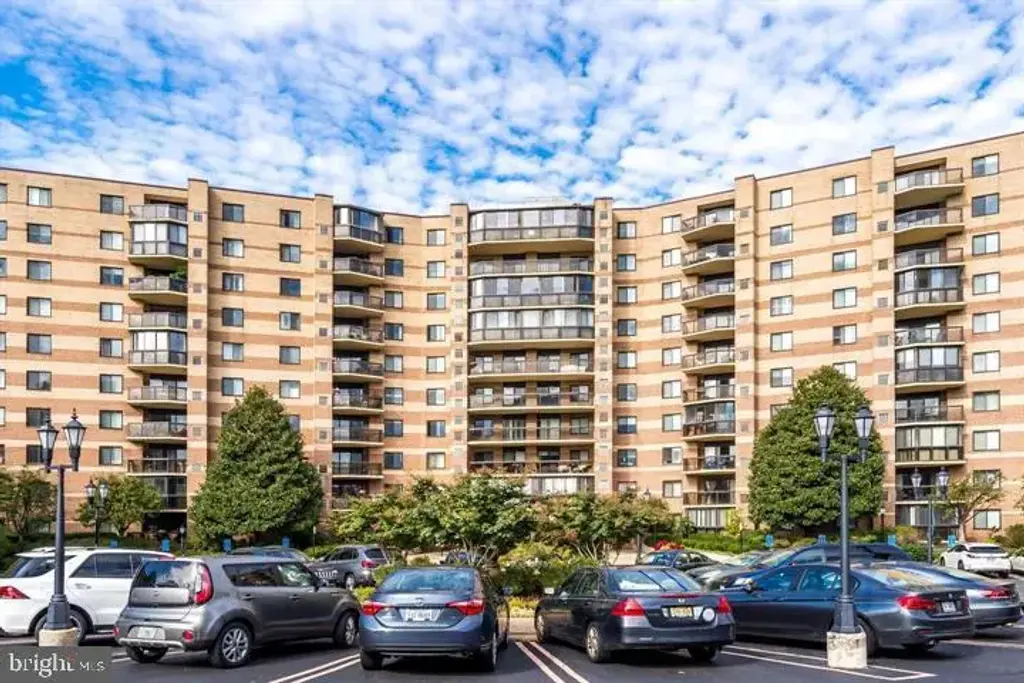 8370 Greensboro Dr #510, MCLEAN