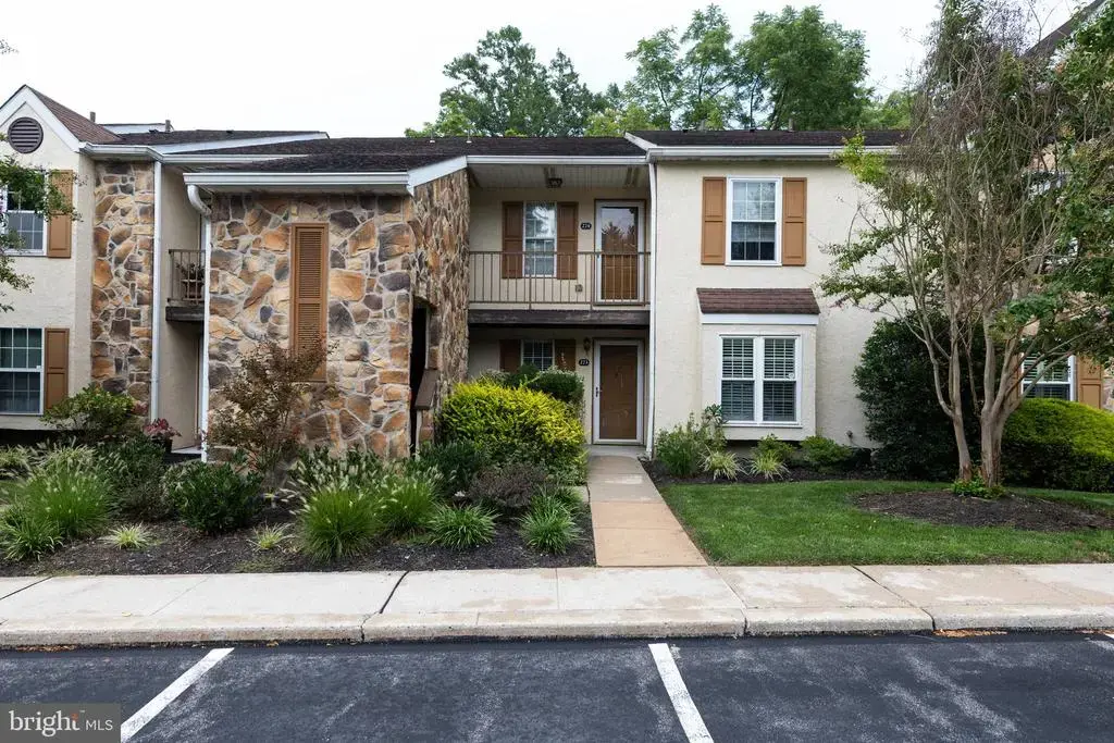 274 Valley Stream Ln, WAYNE