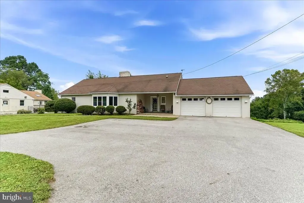 1679 Horseshoe Pike, GLENMOORE
