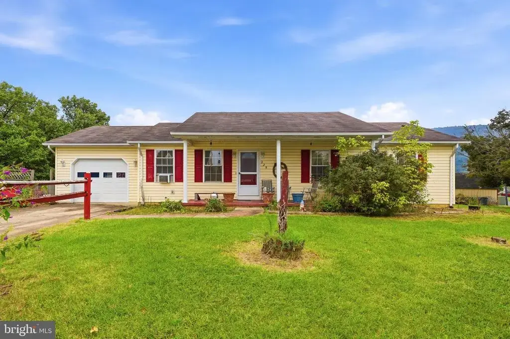 225 Duke Cir, STRASBURG