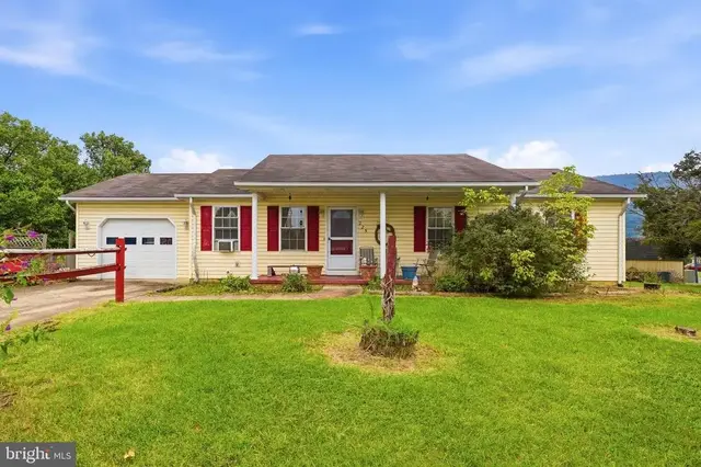 225 Duke Cir, Strasburg