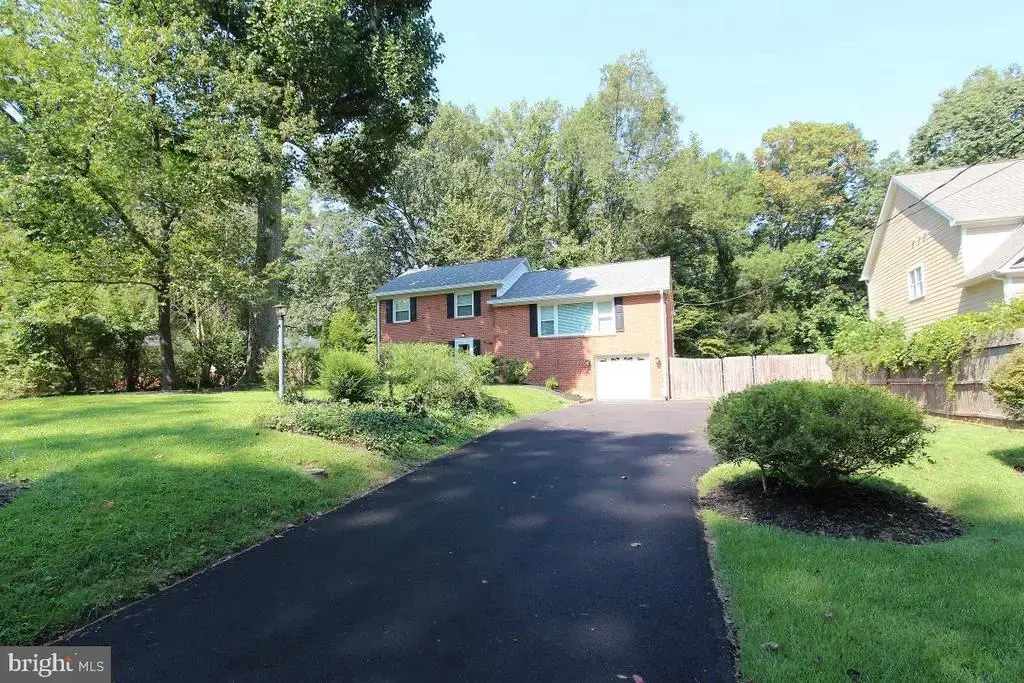 6915 Wilson Ln, BETHESDA