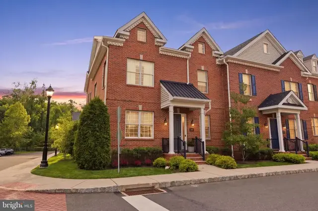 80 Creekview Ln, Yardley
