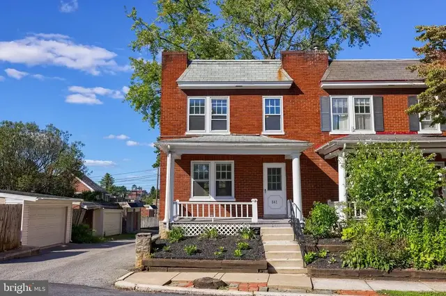 841 3rd St, Lancaster