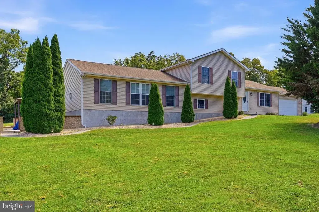 388 Camelot Blvd, FALLING WATERS
