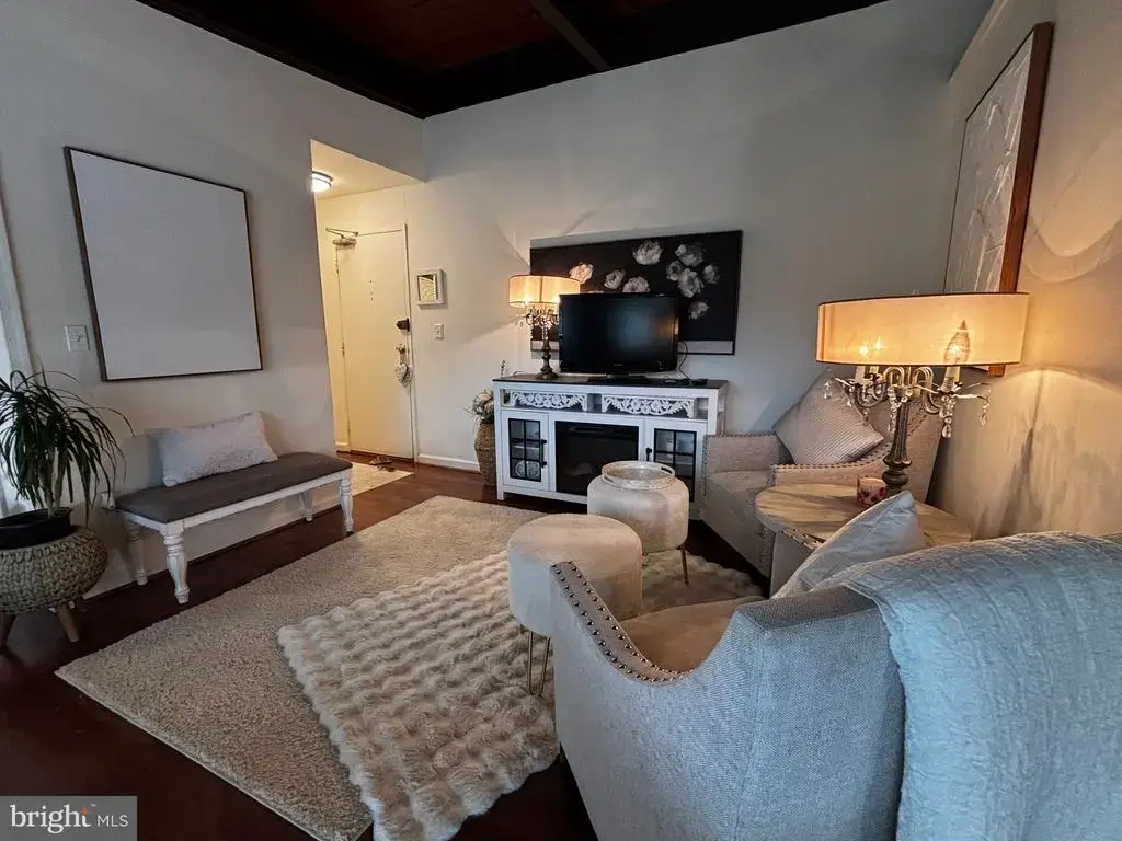 4901 Americana Dr #202, ANNANDALE