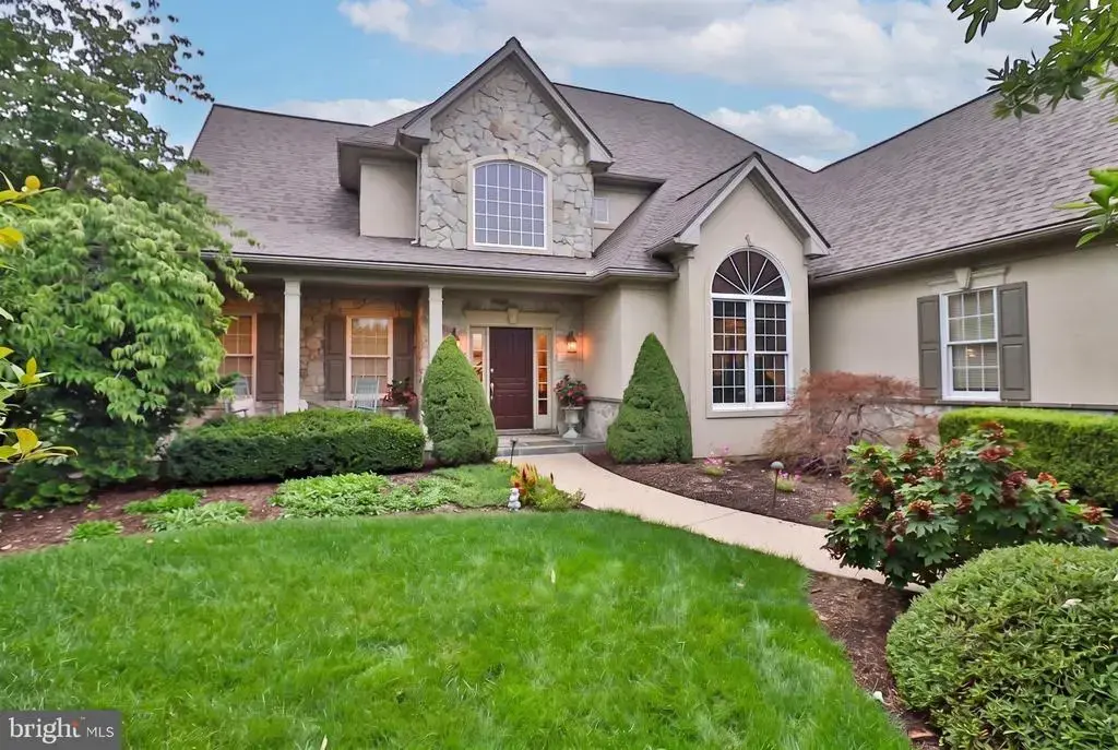 813 Woodfield Dr, LITITZ