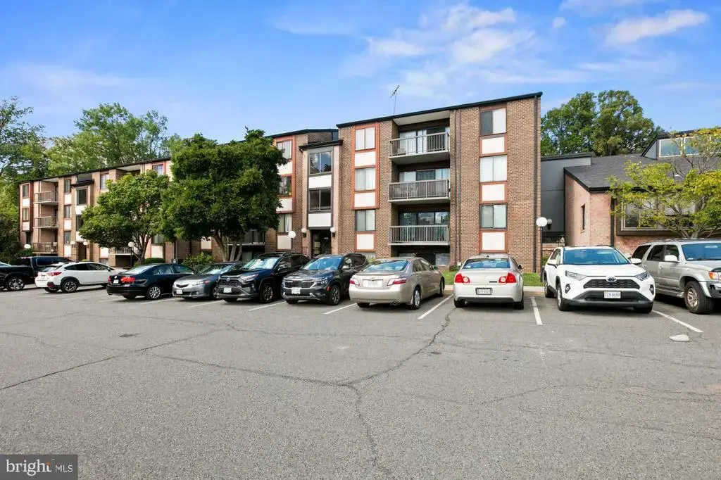 9728 Kingsbridge Dr #302, FAIRFAX