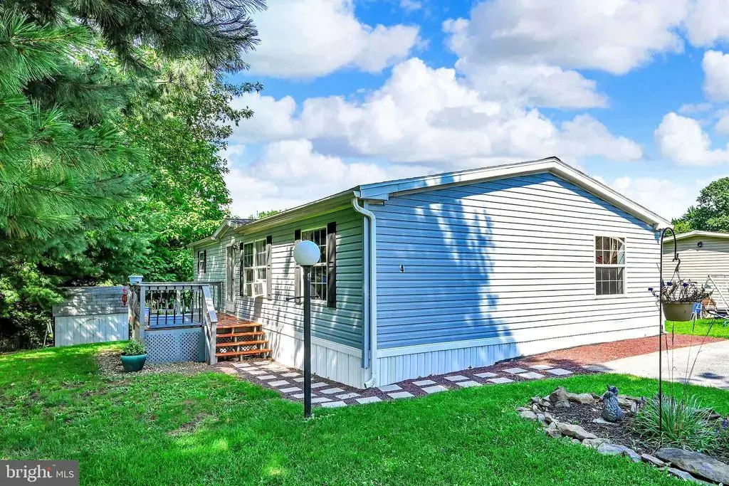 4 Hawthorne Ln, HAMBURG
