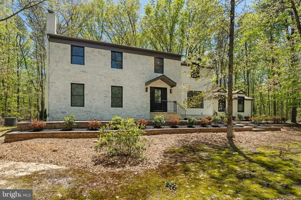 1 Dickson Dr, MEDFORD