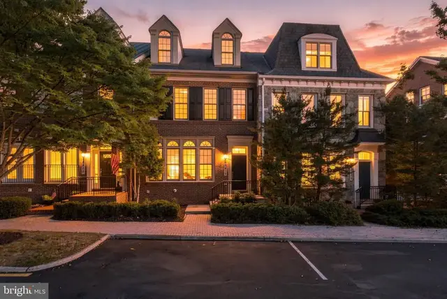 1412 Harvest Crossing Dr, Mclean