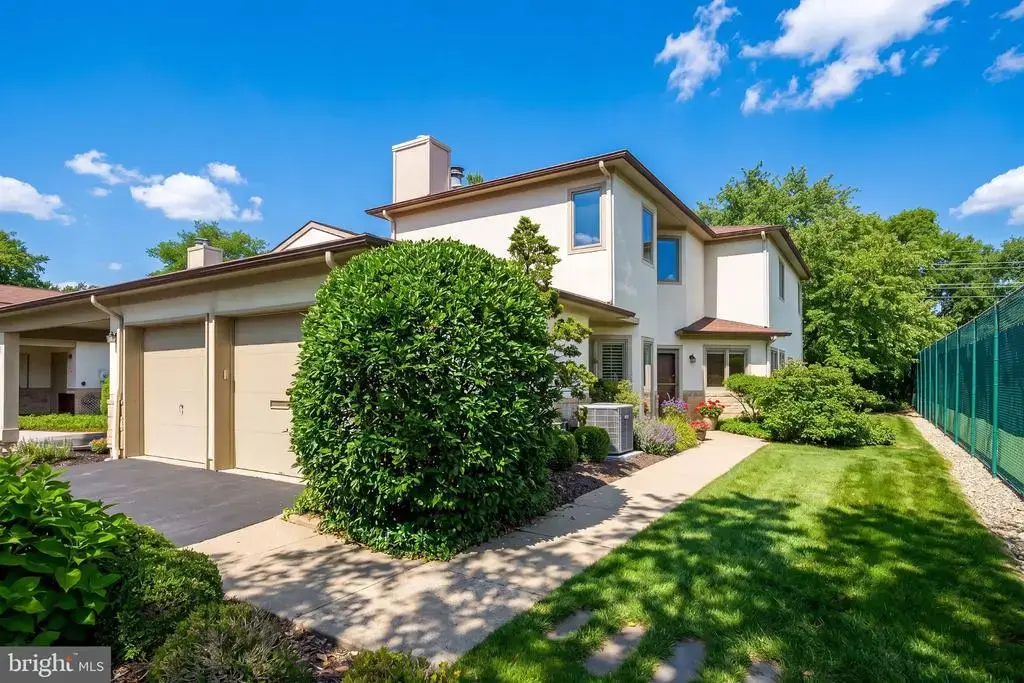 10 Jackie Dr, LAWRENCEVILLE