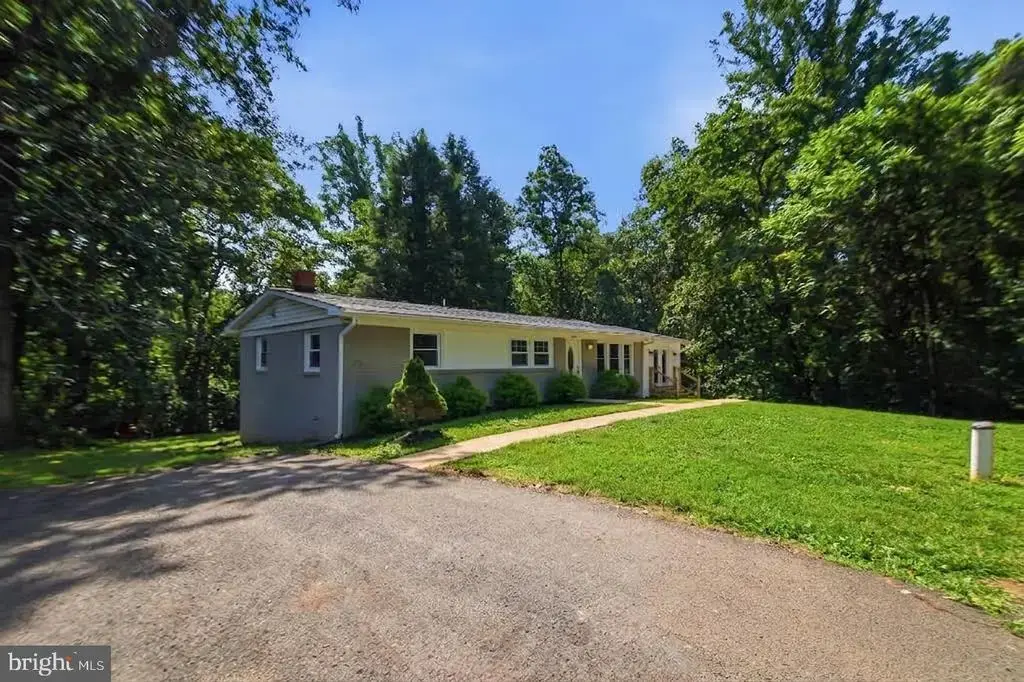 8053 Rocky Ln, WARRENTON