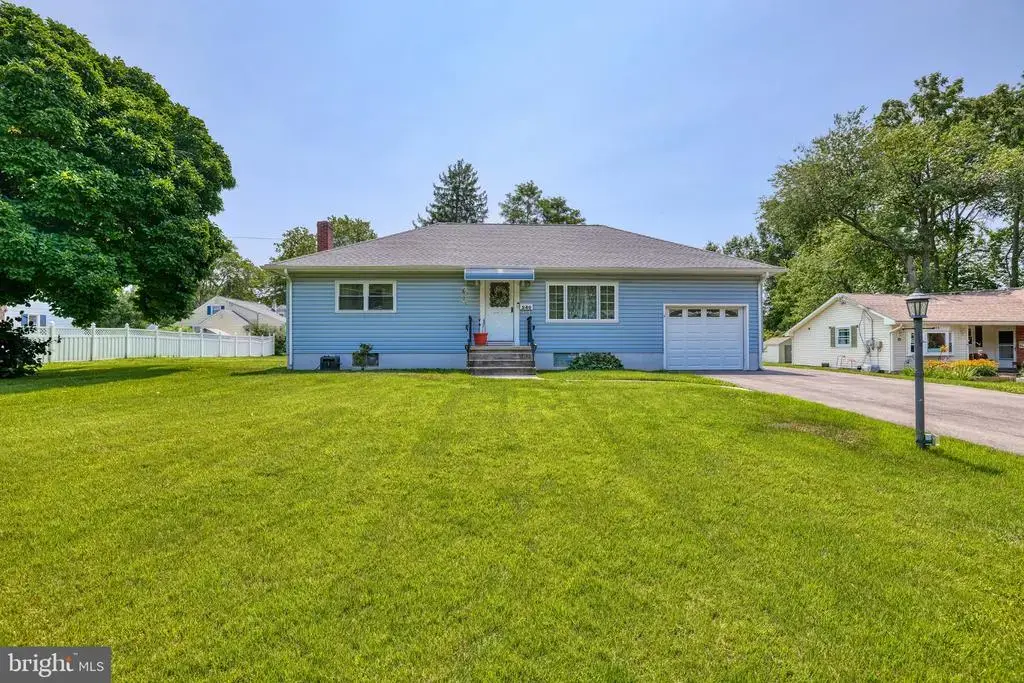 240 Walnut Ln, YARDLEY