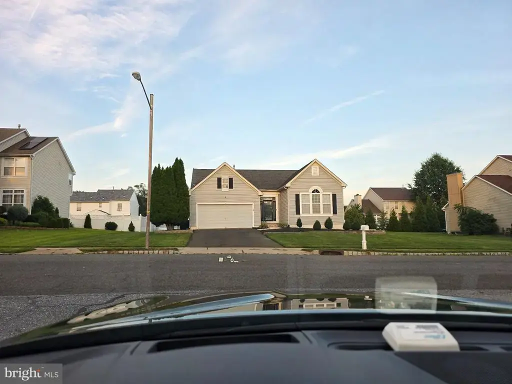 8 Quincy Manor Ln, BURLINGTON