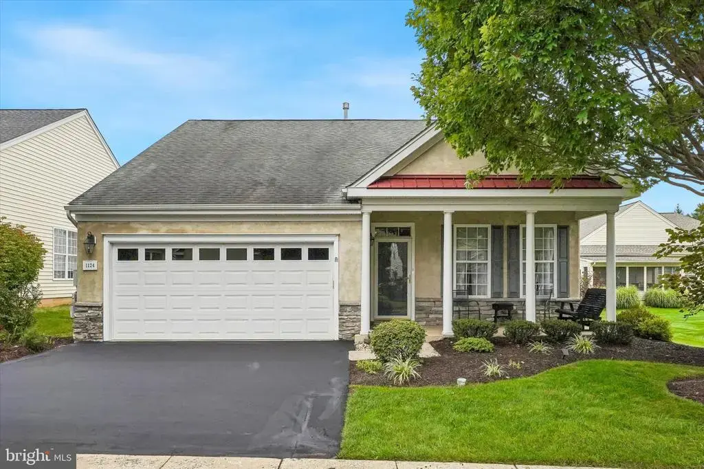 1124 Sterling St, WARWICK