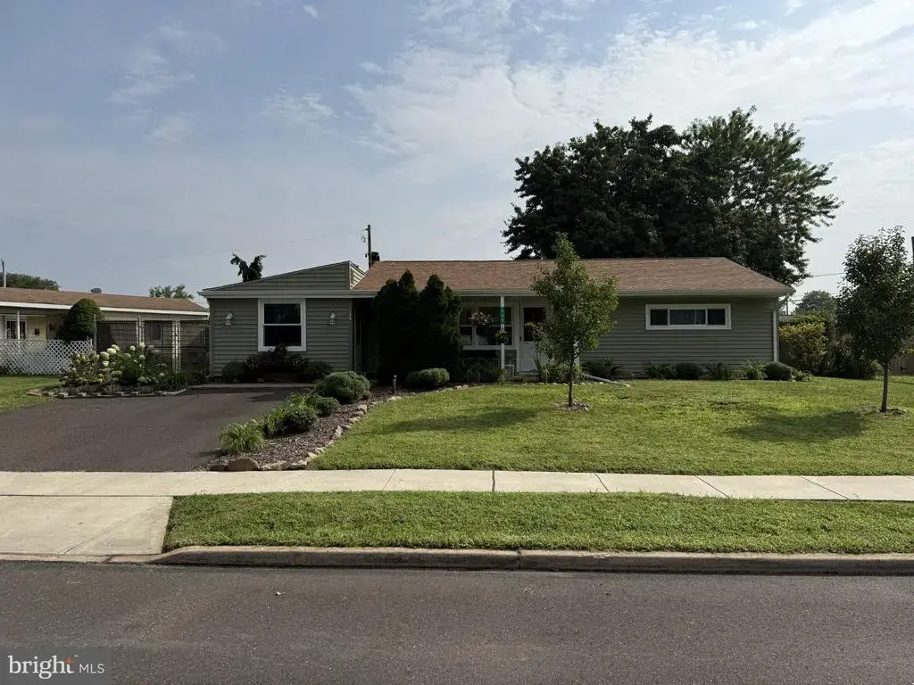 129 Dogwood Dr, LEVITTOWN