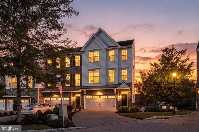 121 Corvus Cir, Media