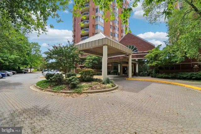 5802 Nicholson Ln #2-201, Rockville