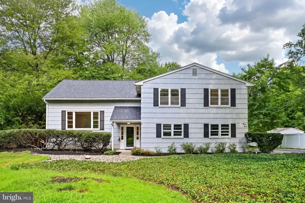 28 Pine Knoll Dr, LAWRENCE TWP