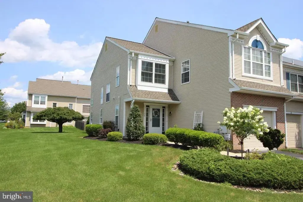 36 Honey Locust Ln, NEWTOWN