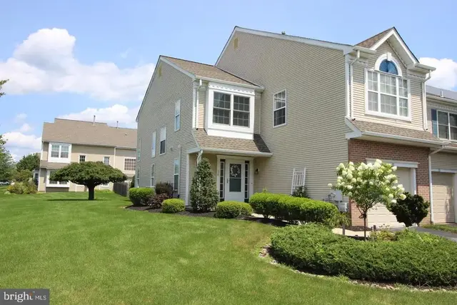 36 Honey Locust Ln, Newtown