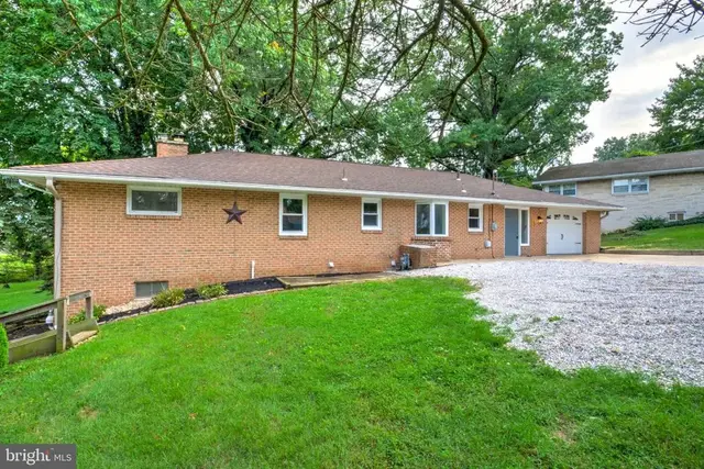 2020 Winding Rd, York