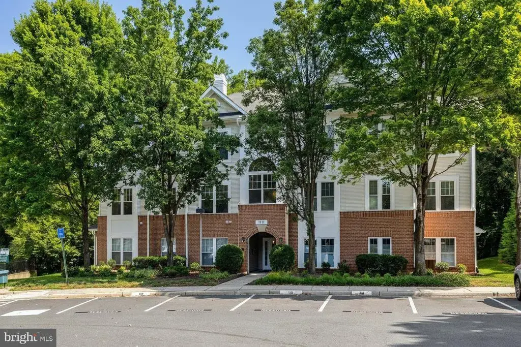 1511 N Point Dr #201, RESTON