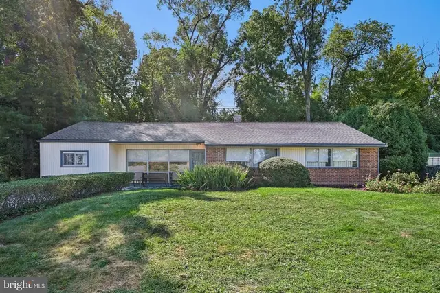 1404 Stotesbury, Glenside