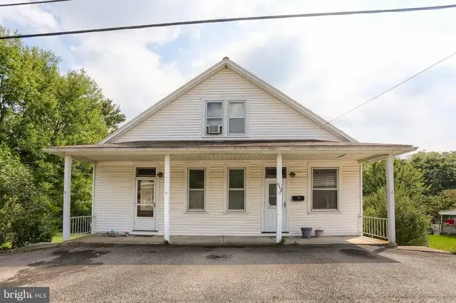 512 E Market St, Williamstown