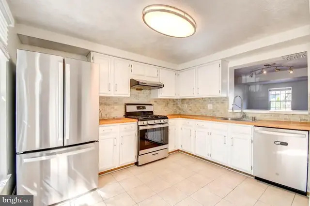 6022 Phlox Ct, Alexandria