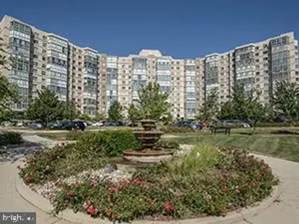 19365 Cypress Ridge Ter #821, LEESBURG