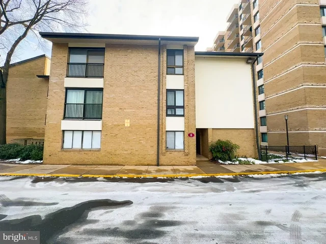 6 Monroe St #6-301, Rockville