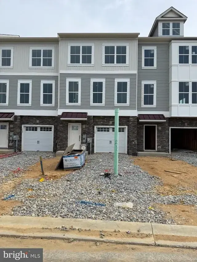 738 Rosler Way, Middletown