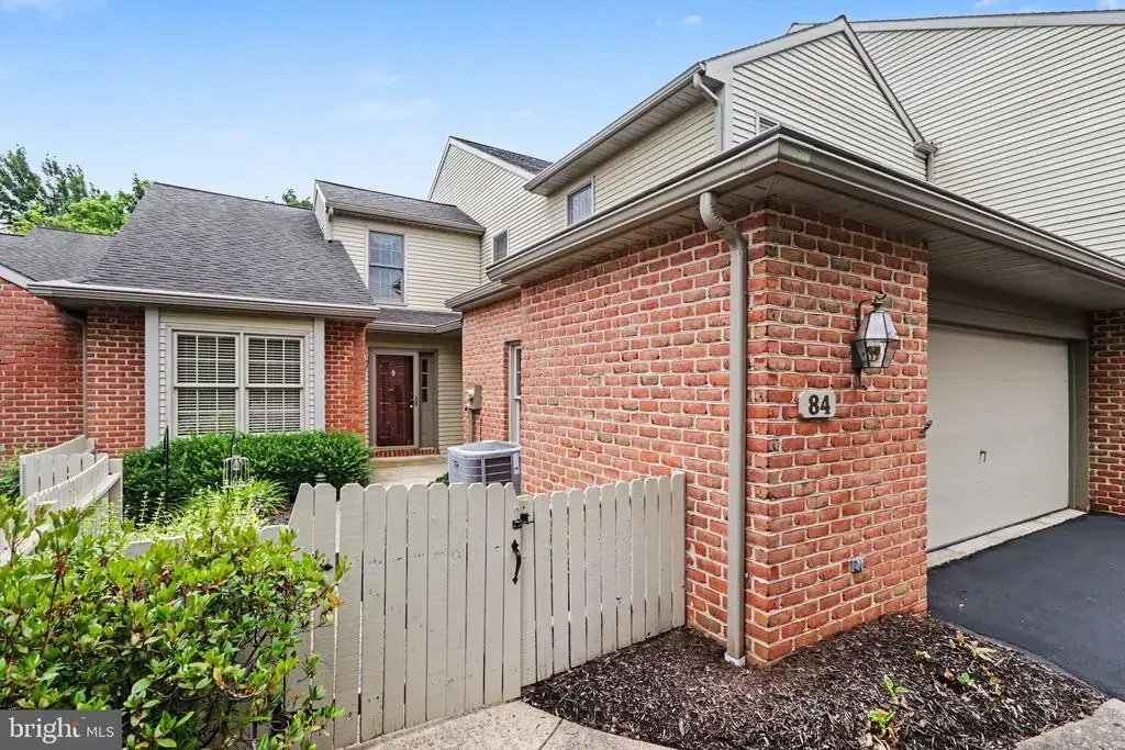 84 Cambridge Dr, HERSHEY