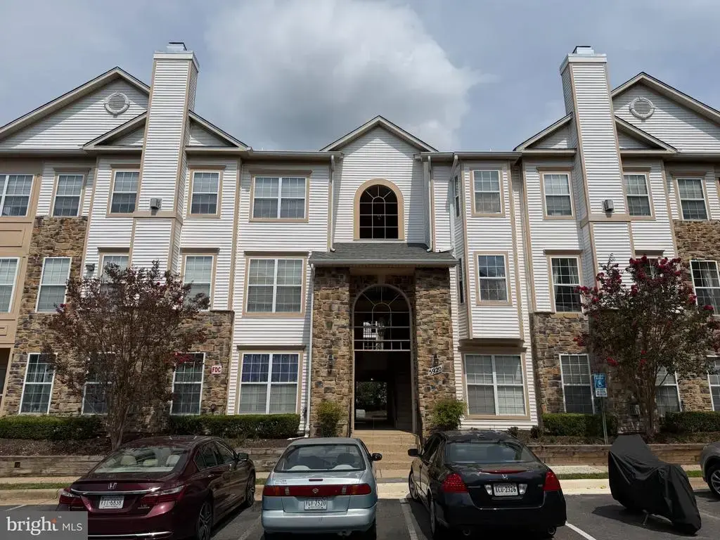 5920 Founders Crossing Ct #301, ALEXANDRIA