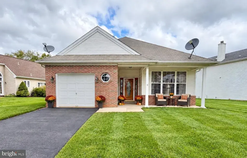 15 Foxchase Dr, BURLINGTON