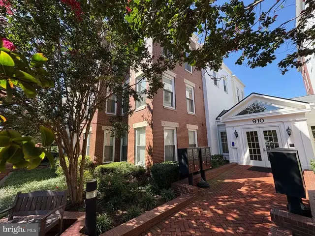 910 Powhatan St #206s, Alexandria